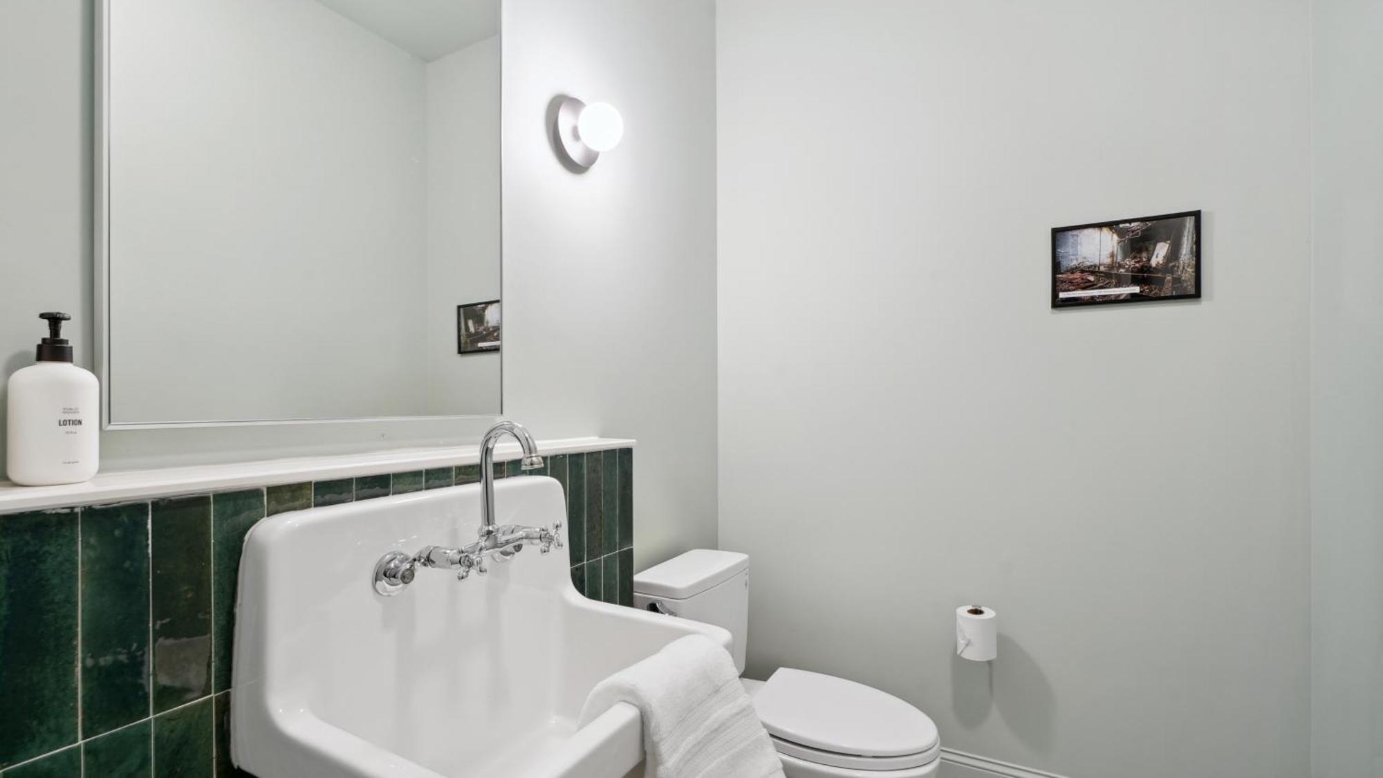 The Mary Beth & Gallery Apartment