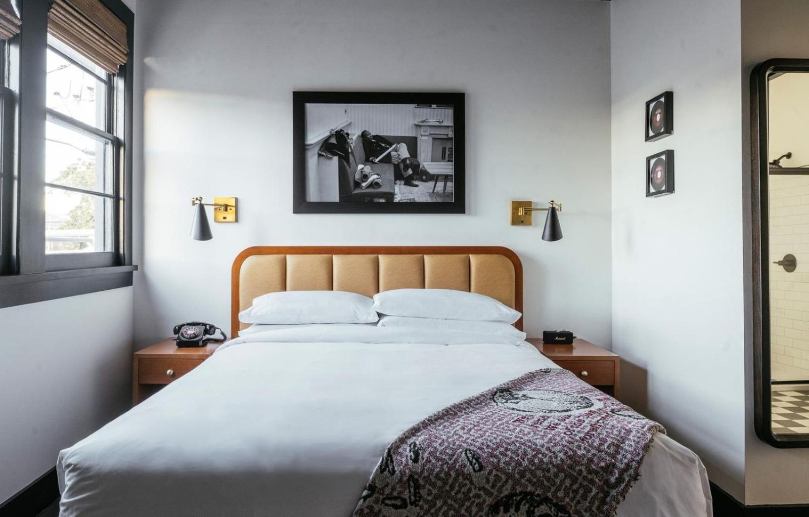 Dew Drop & Lounge Hotel