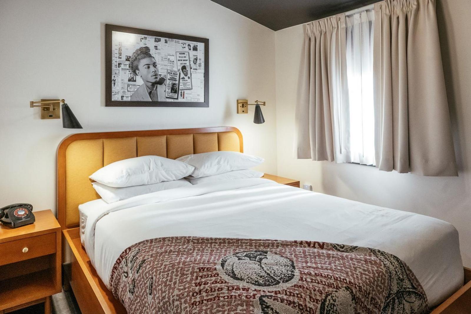 Dew Drop & Lounge Hotel