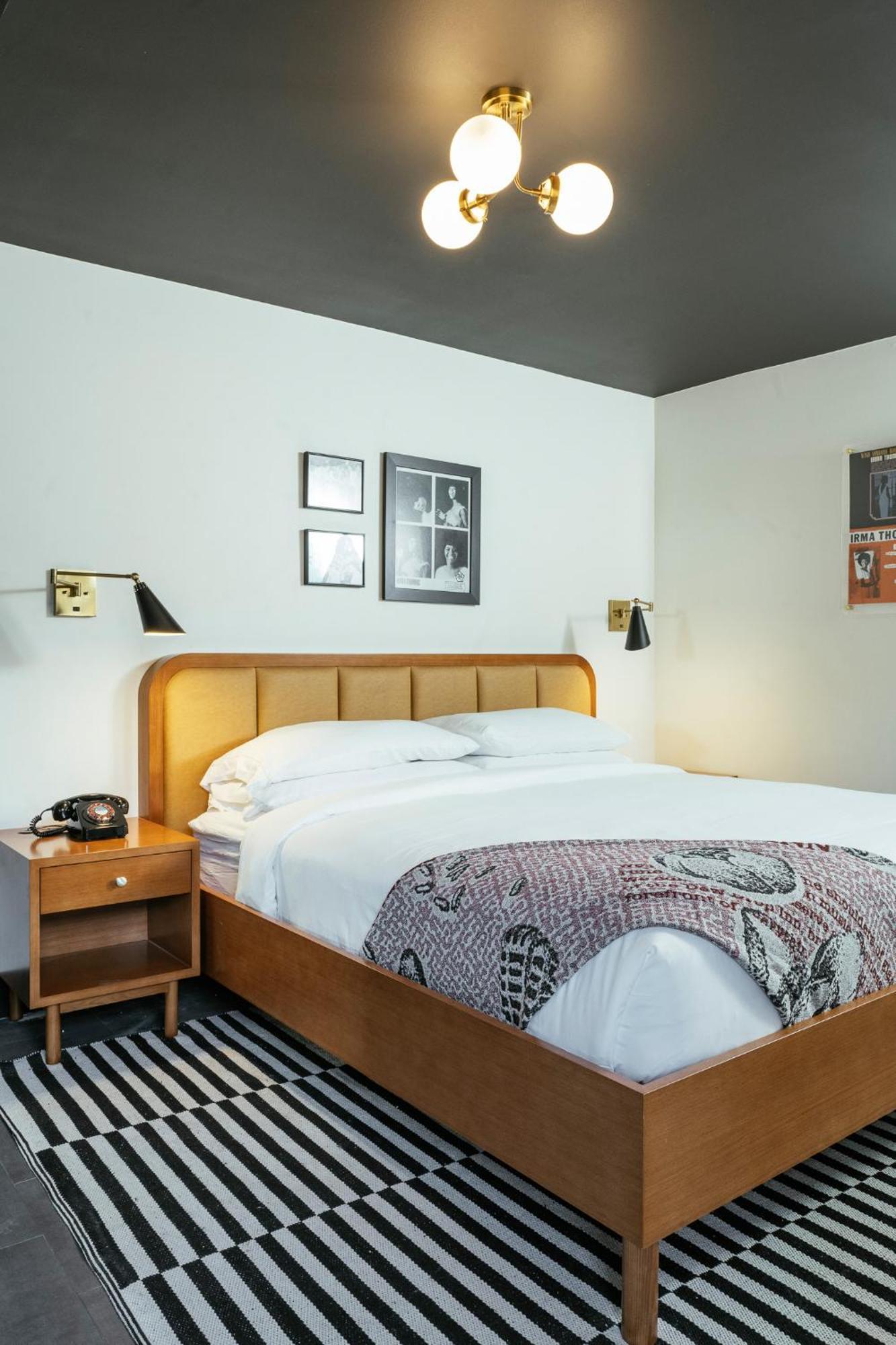 Dew Drop & Lounge Hotel 4*