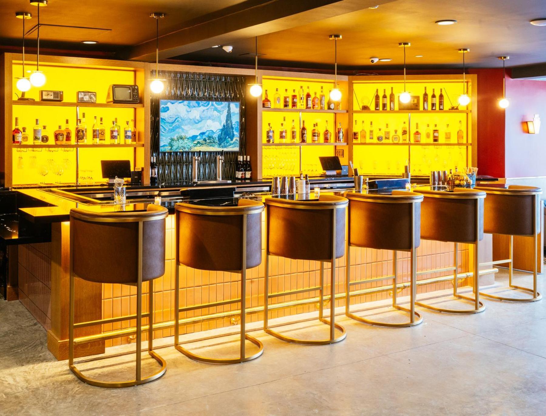 Hotel Dew Drop & Lounge 4*
