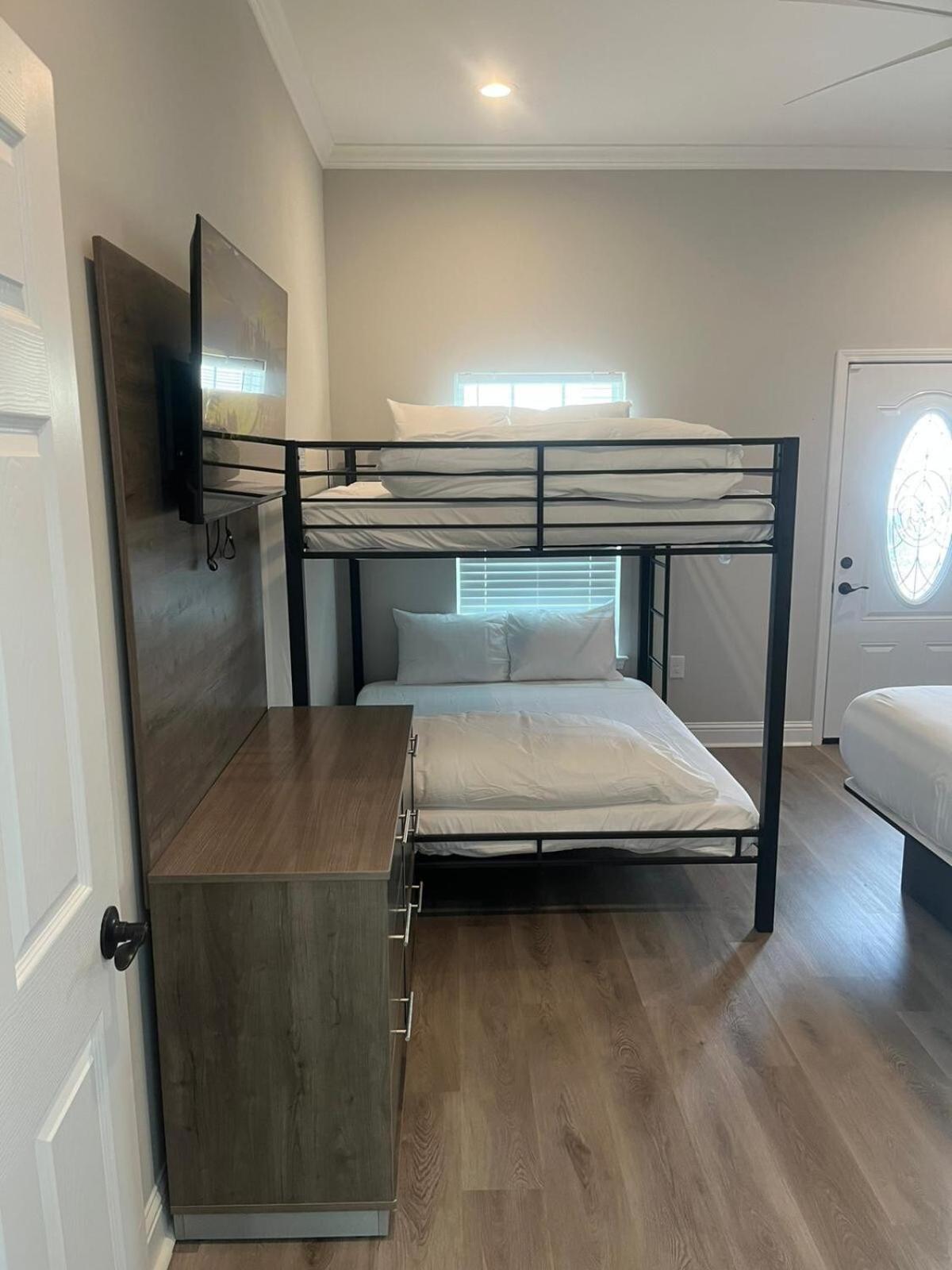 Beautiful New 5br With Outdoor Seating Holiday home *