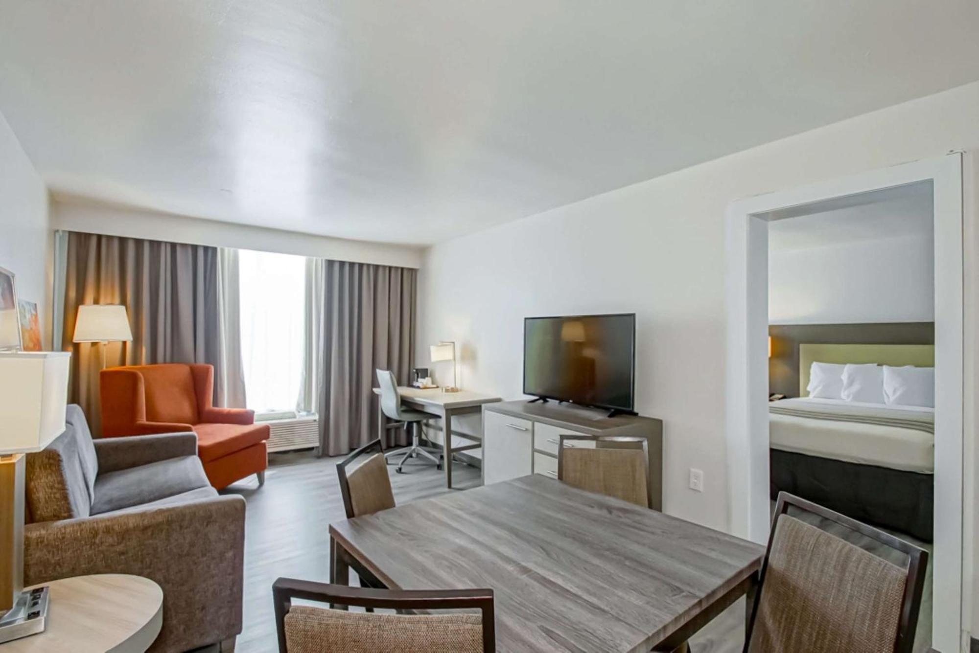 Country & By Radisson, I-10 East, La Hotel 2*