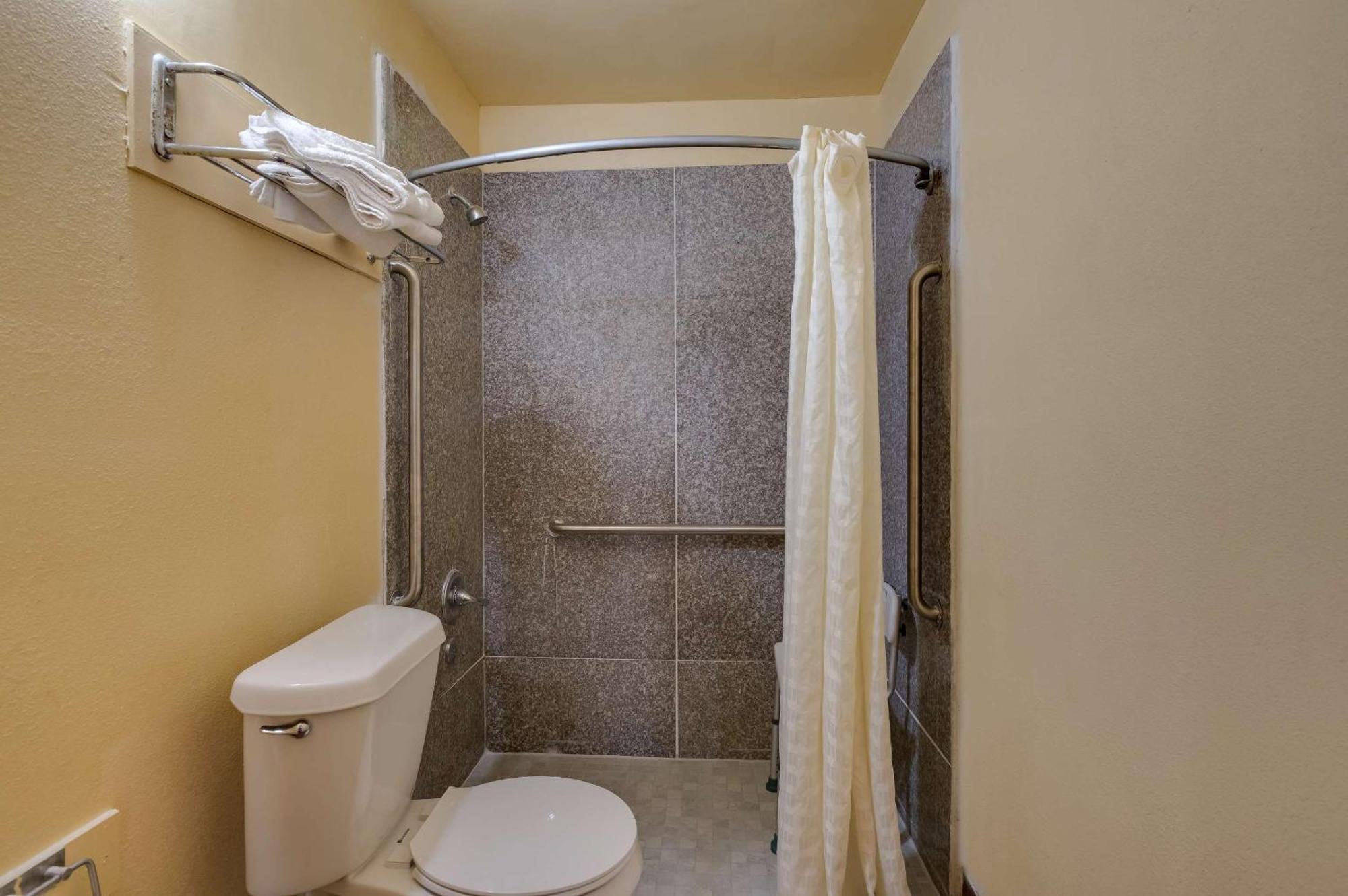 Rodeway Inn & Suites East * New Orleans