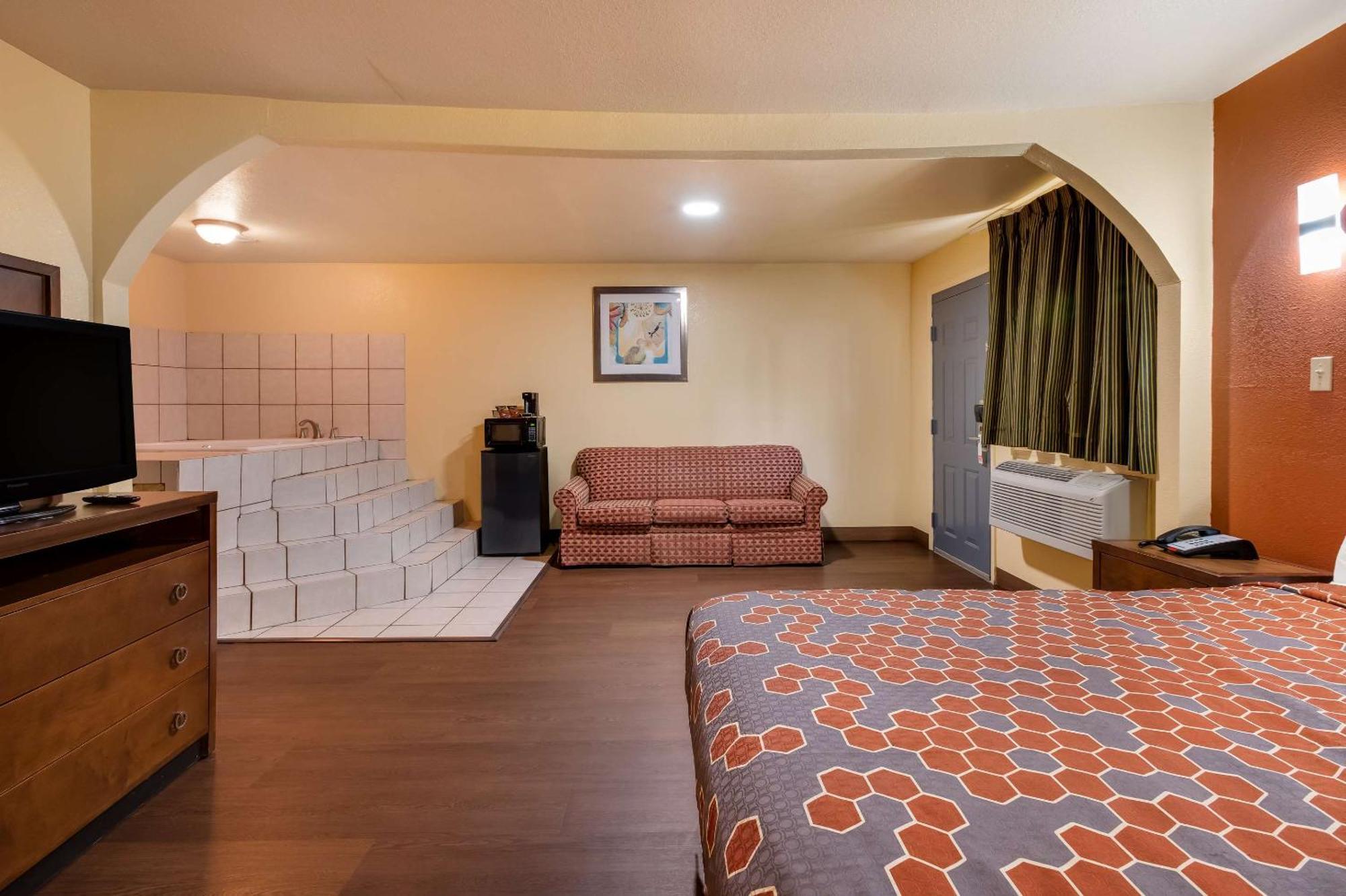 Rodeway Inn & Suites East Hotel