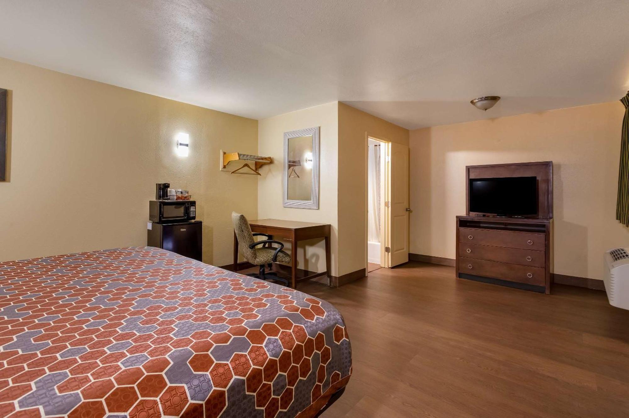 Rodeway Inn & Suites East Hotel *
