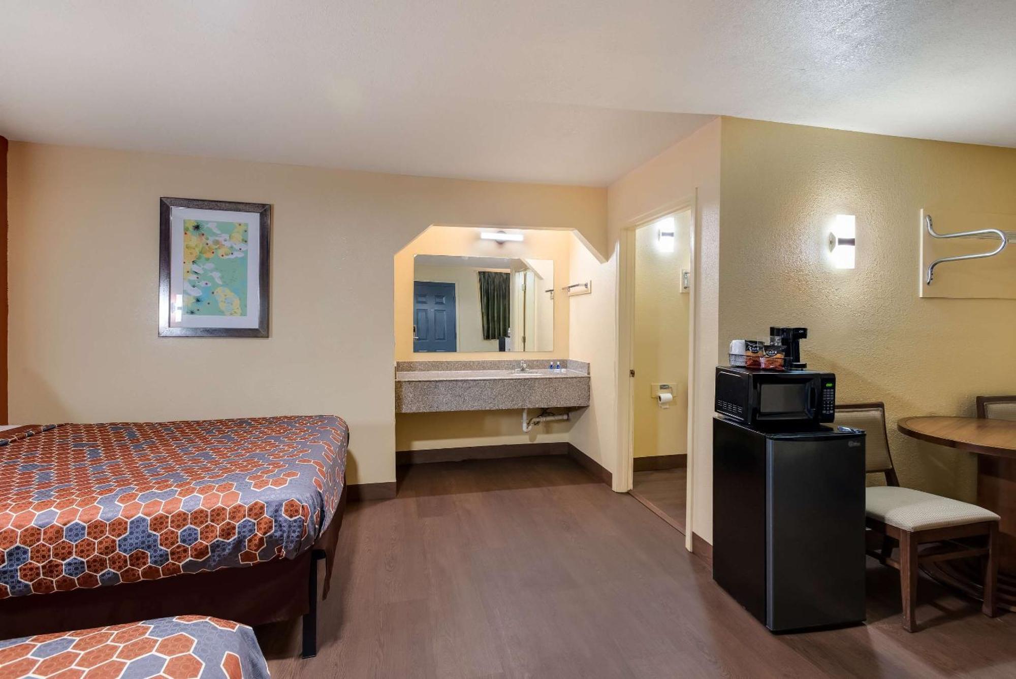 Hotel Rodeway Inn & Suites East *