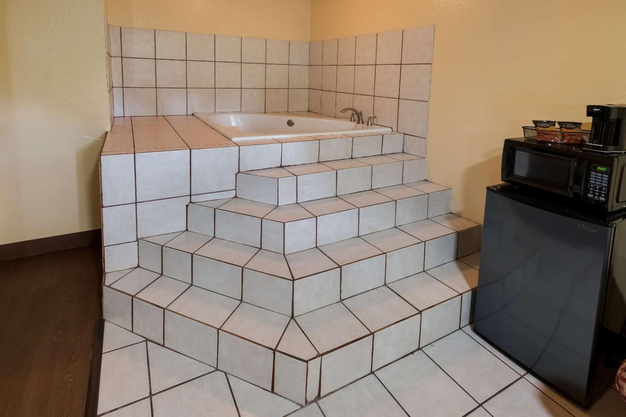 Rodeway Inn & Suites East