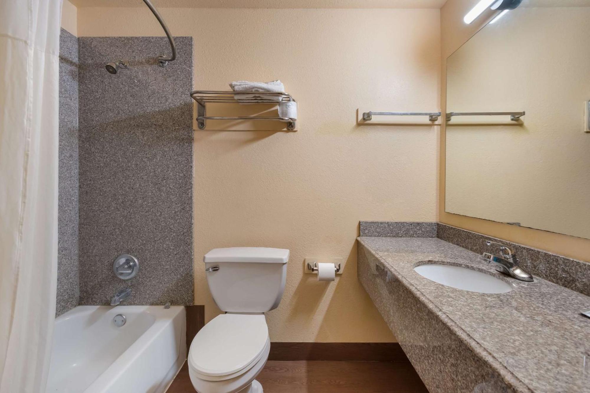 Rodeway Inn & Suites East Hotel *