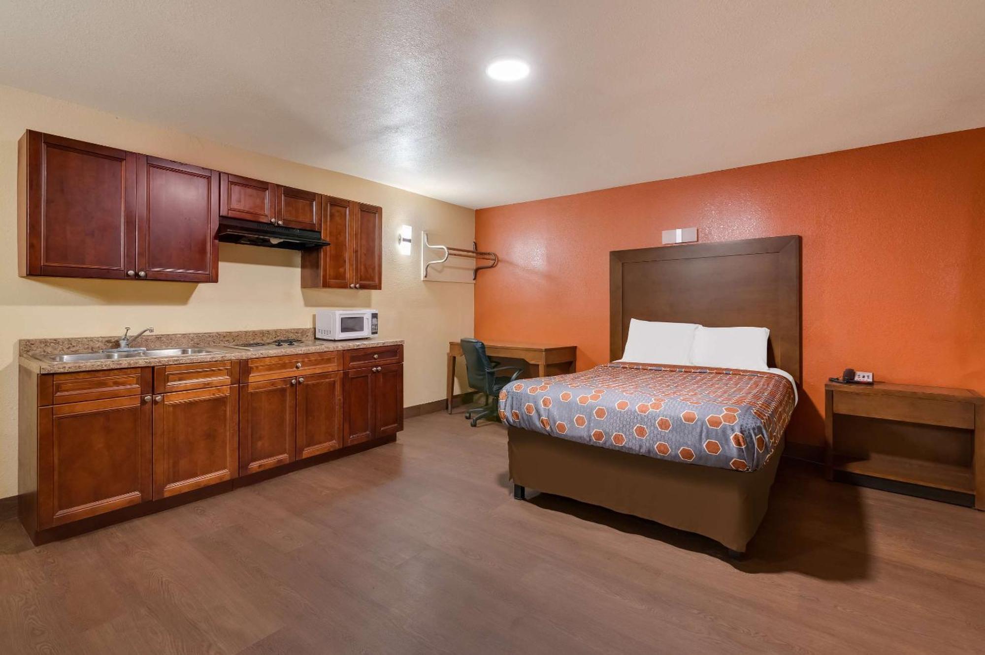 Rodeway Inn & Suites East Hotel *
