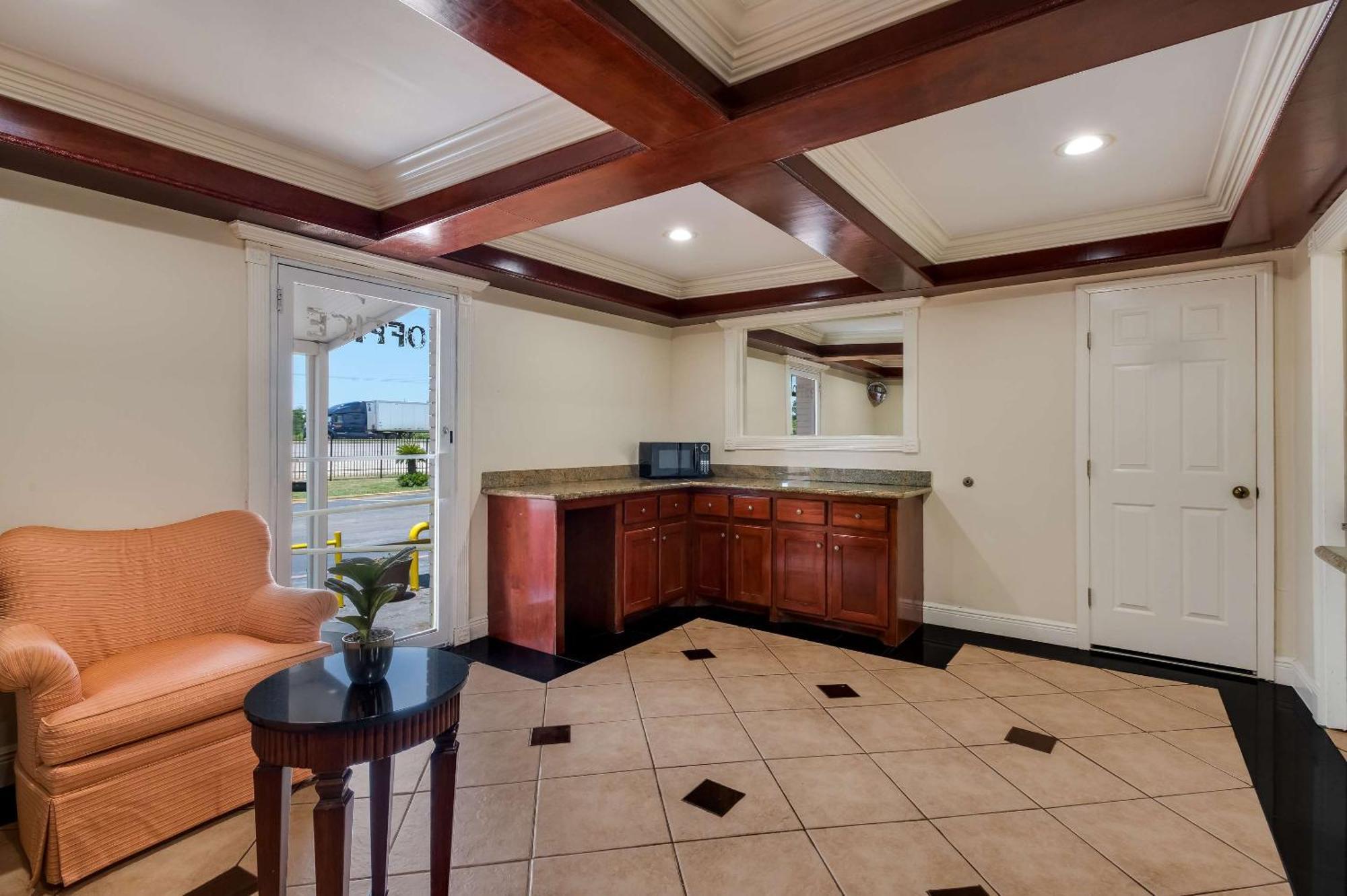 Rodeway Inn & Suites East *