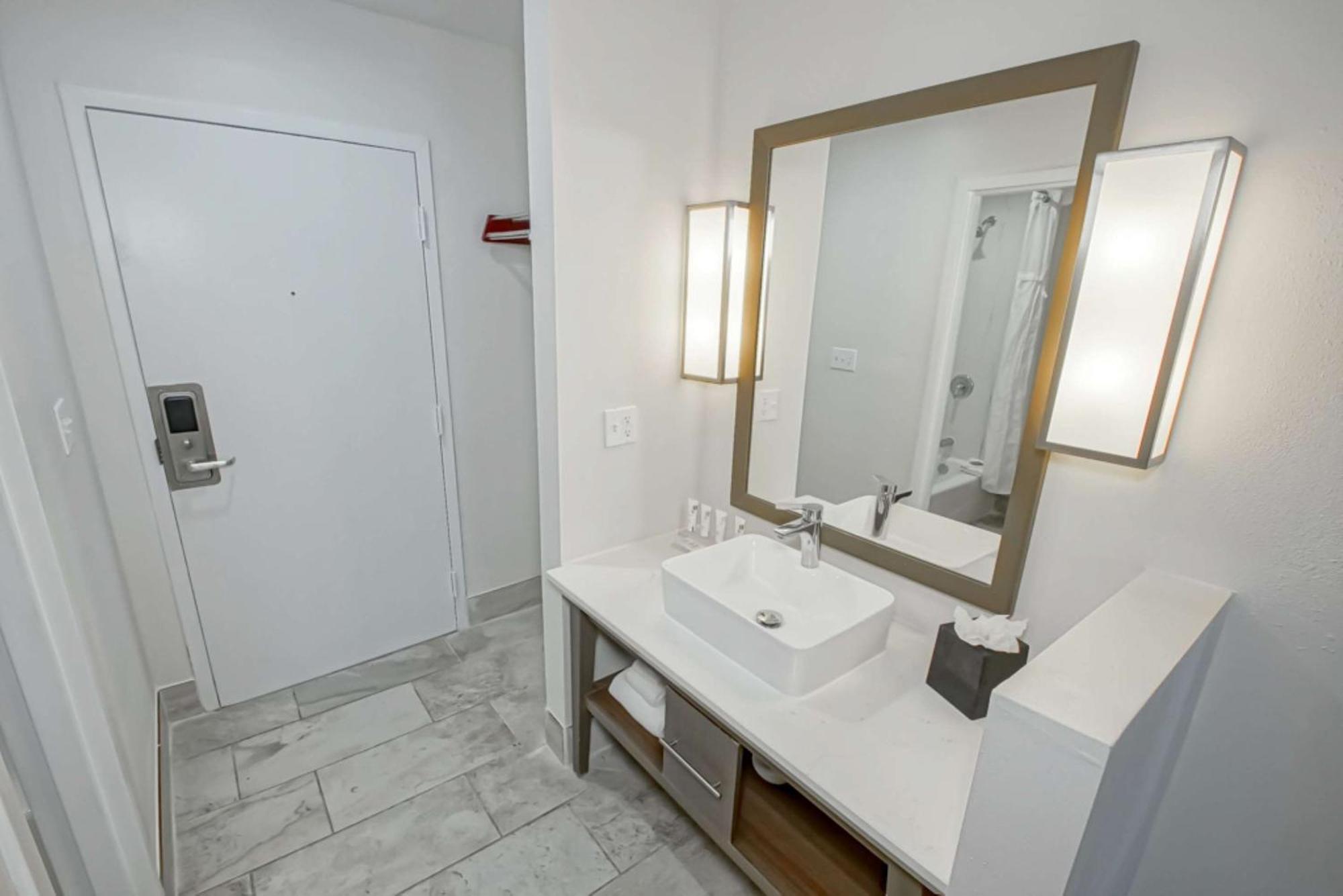 Country & By Radisson, I-10 East, La Hotel 2*