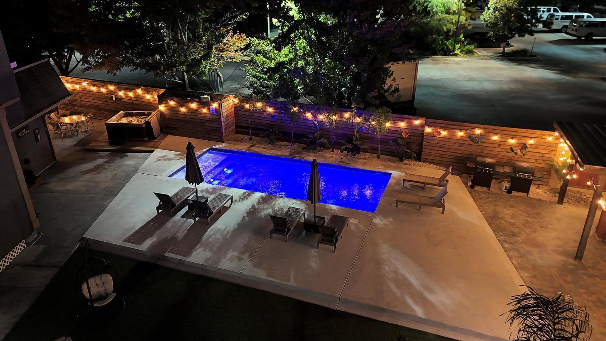 Hotel Spectacular Sleep 20 Near Fq W Pool