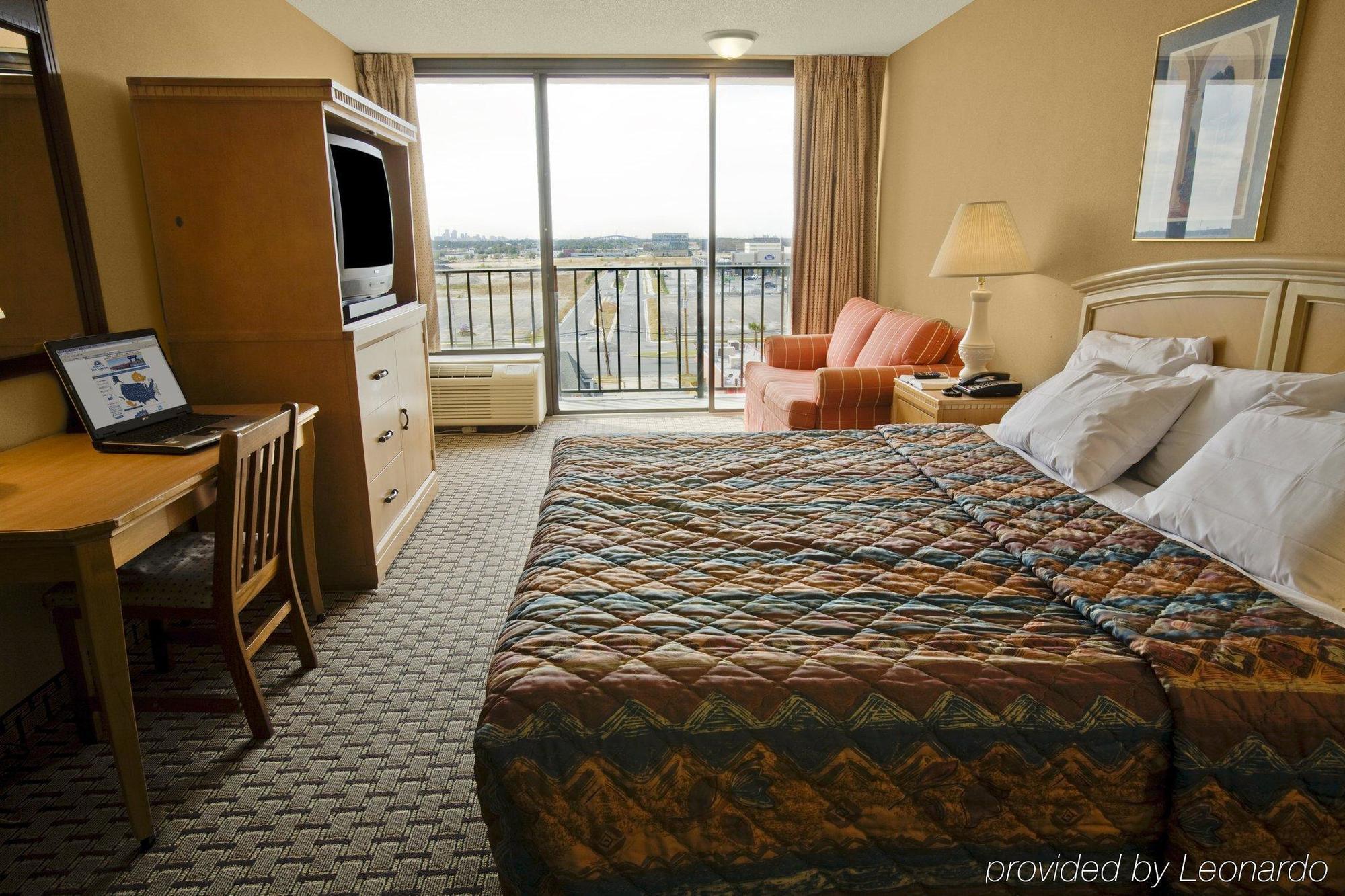 Country & By Radisson, I-10 East, La Hotel 2*
