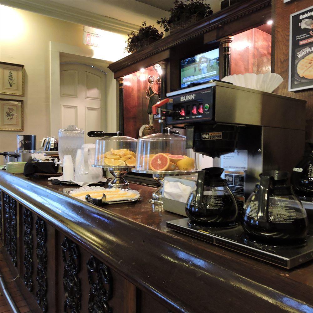 Courtyard By The French Quarter Hotel 3*