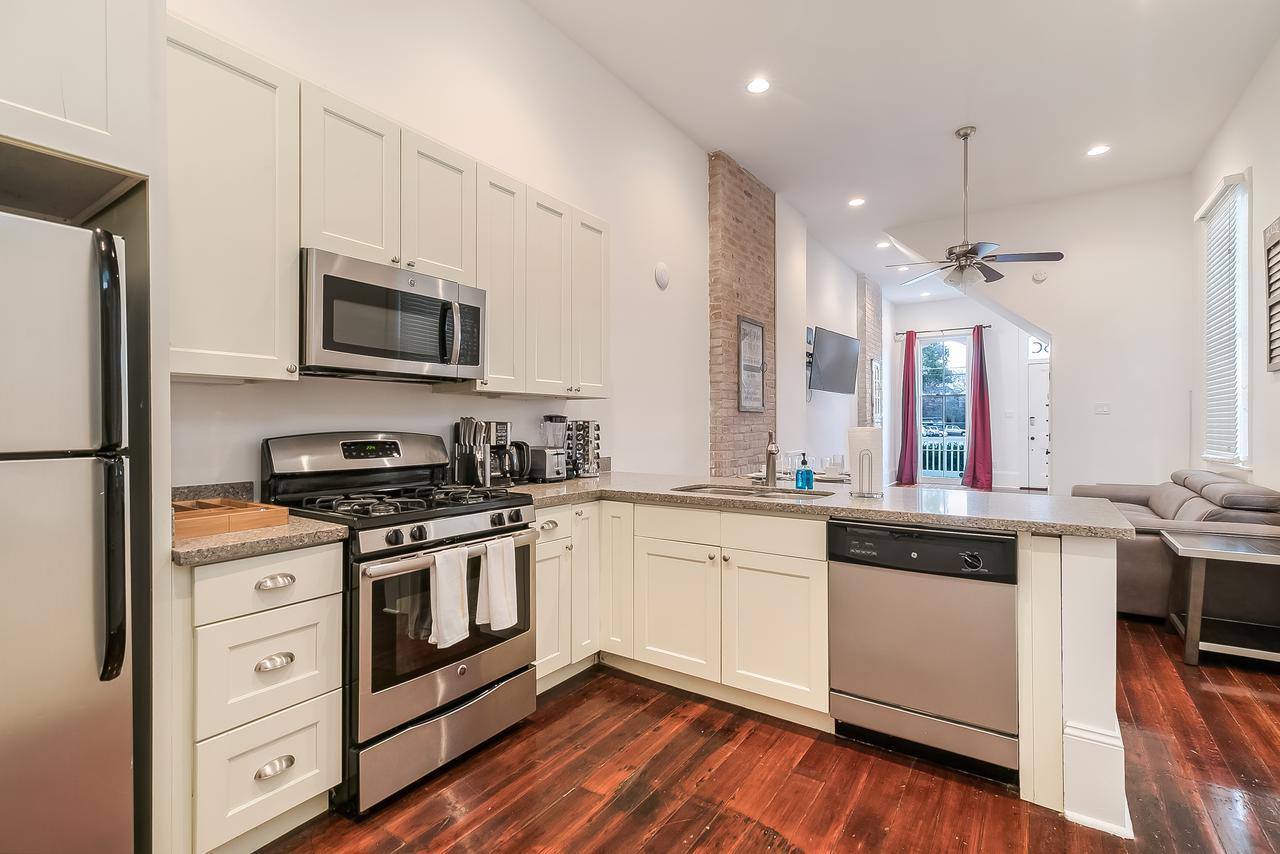 Apartment Modern 2br On Carondelet By Hosteeva