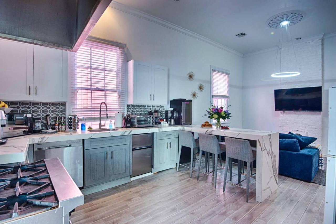 Five Br - Sleeps 10! Steps From French Quarter Villa *