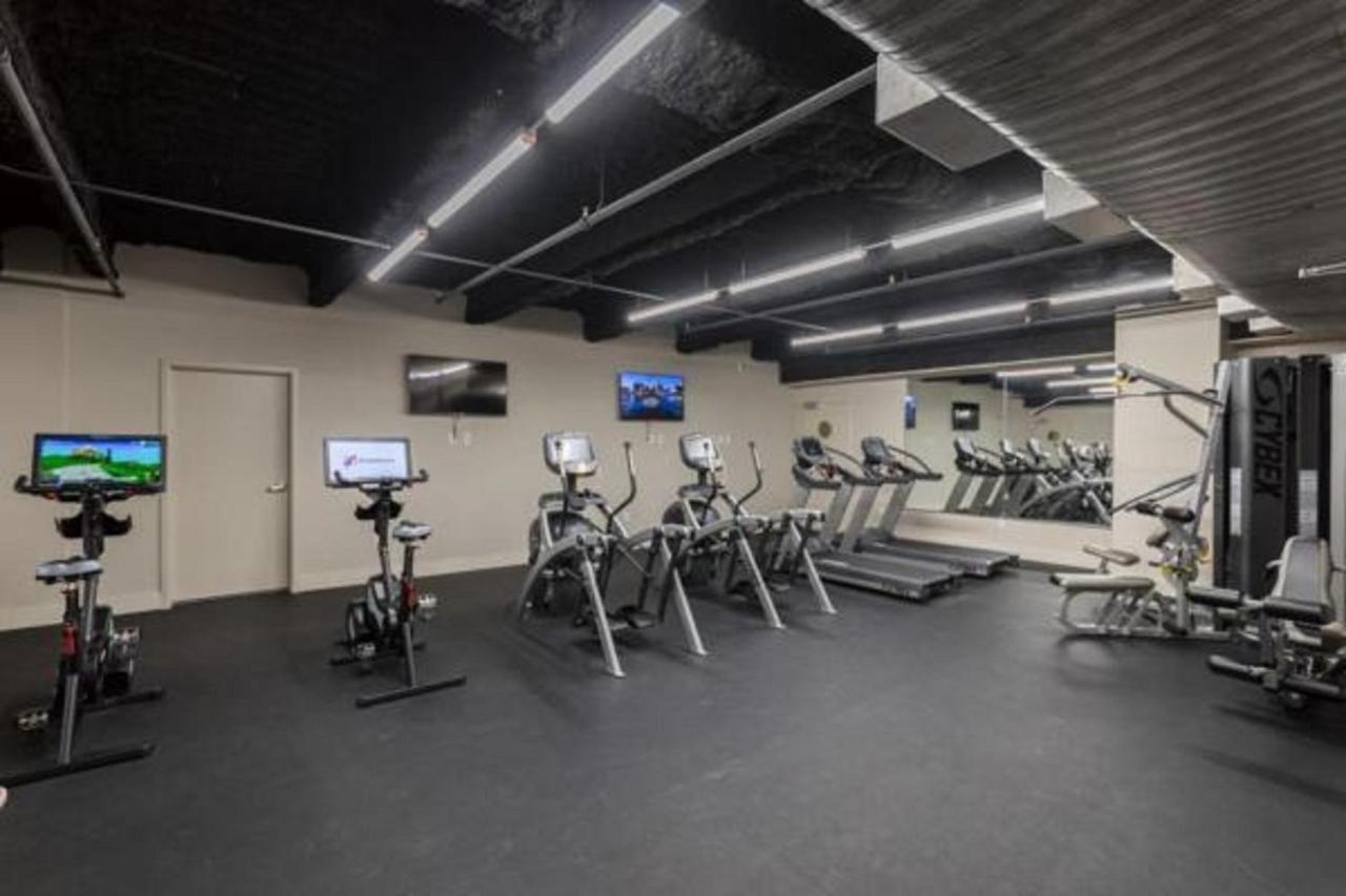2 Bedroom Elegant In Downtown Apartment *