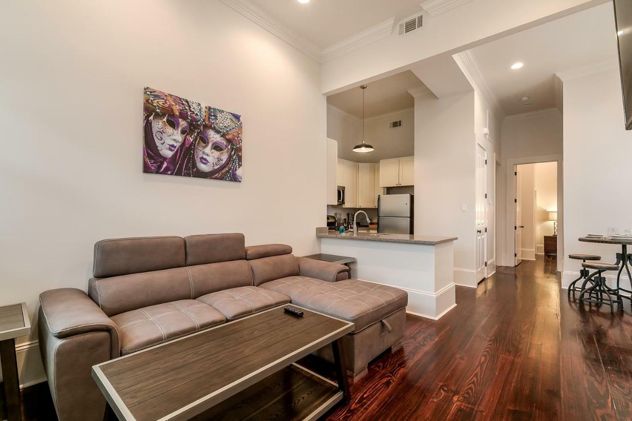 Modern 2br On Carondelet By Hosteeva