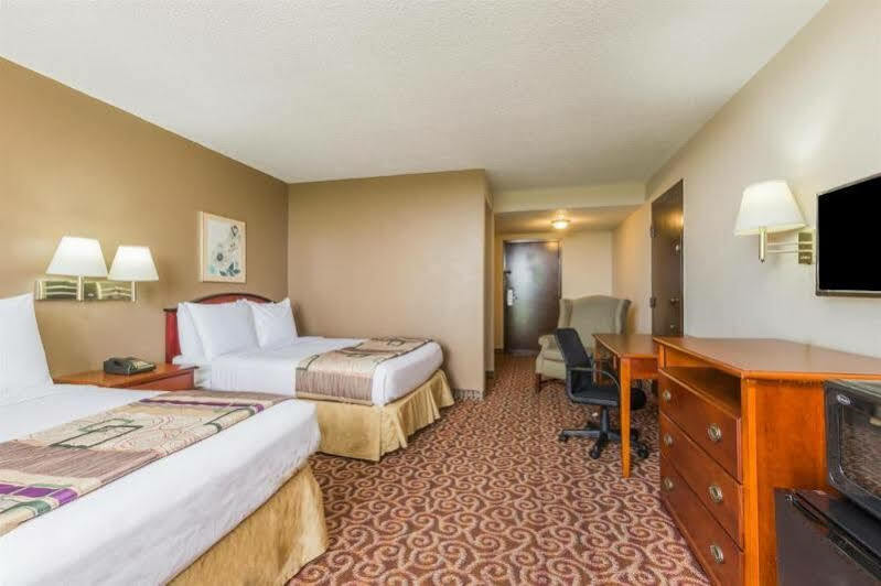 Country & By Radisson, I-10 East, La 2*