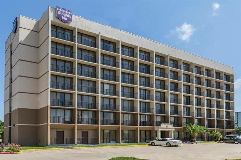 Country & By Radisson, I-10 East, La Hotel