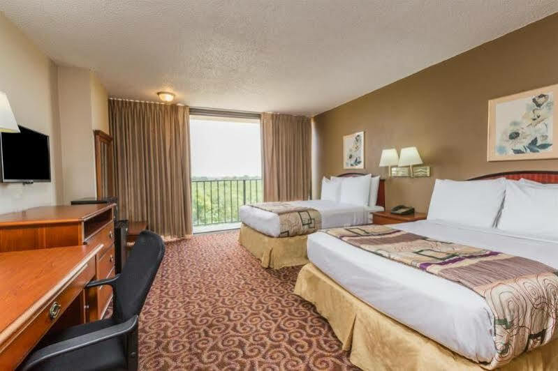 Country & By Radisson, I-10 East, La Hotel 2*