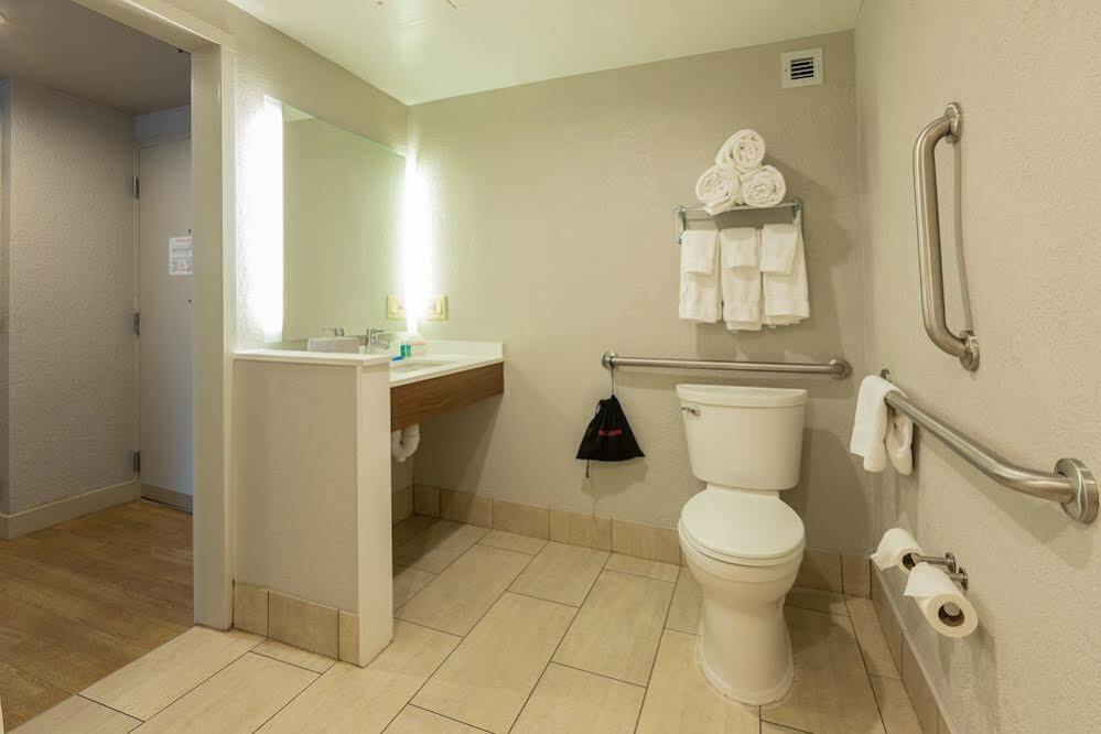 Hotel Express Downtown By Ihg 3*