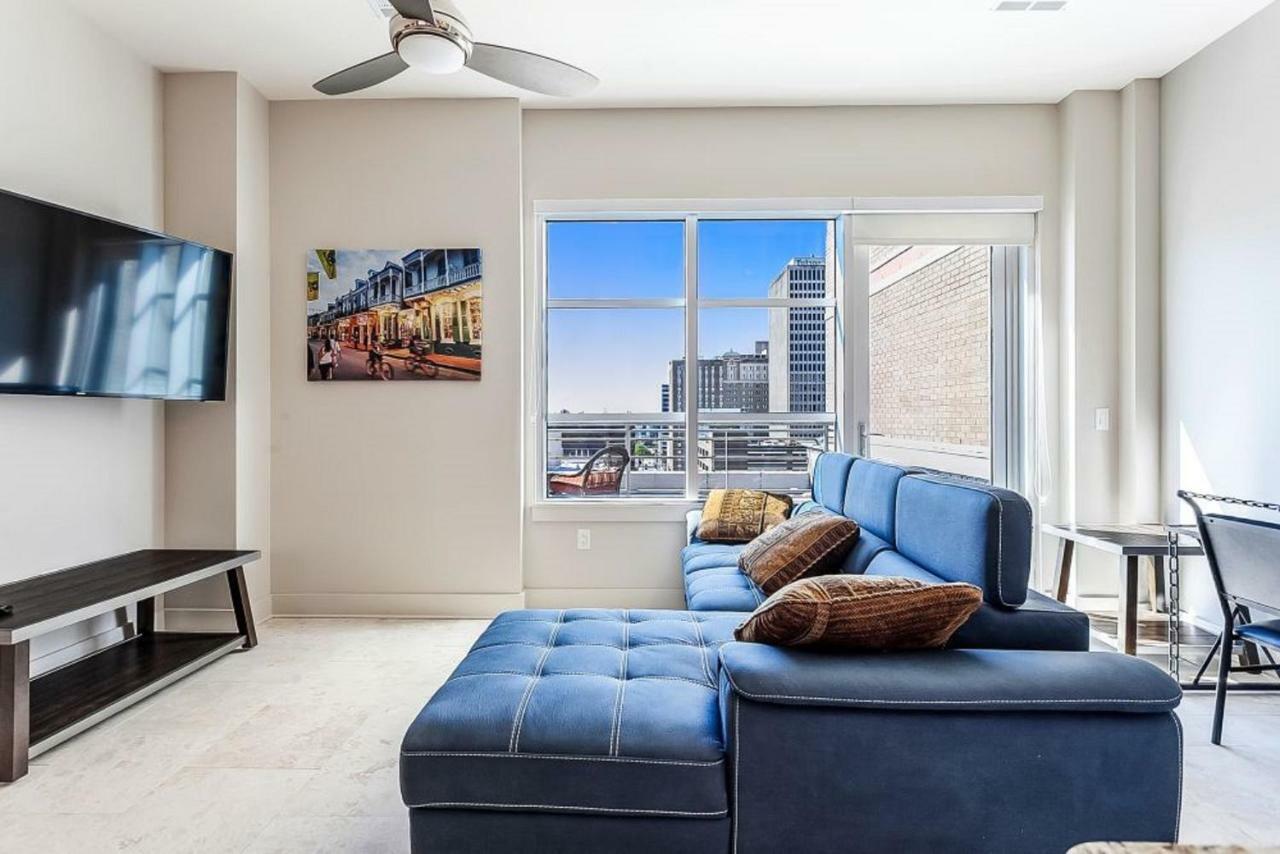 2 Bedroom Elegant In Downtown Apartment