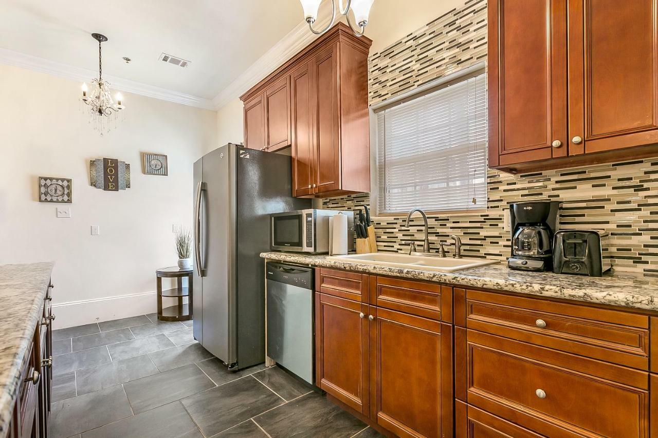 Spacious 4br Steps From St Charles Ave Apartment *