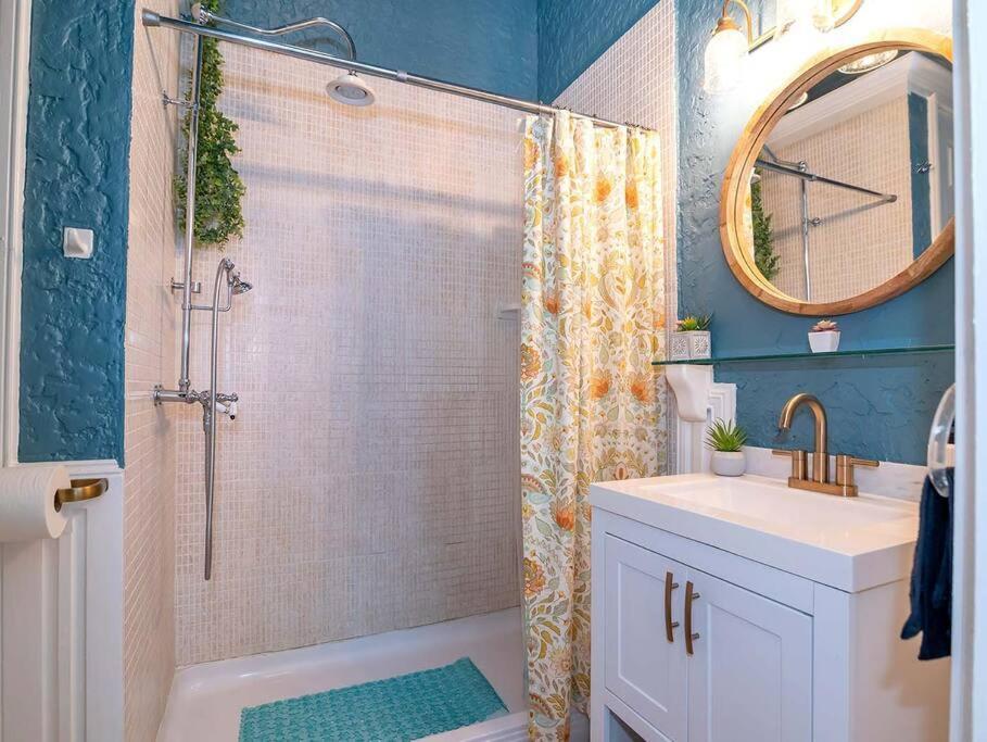 Historic Victorian Near Park Noma Bayou St John Holiday home *
