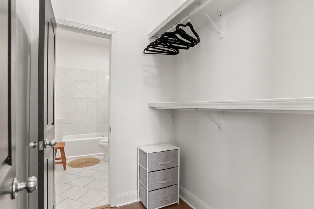 Fabulous Classy And Comfy 3bd 2ba And Parking *