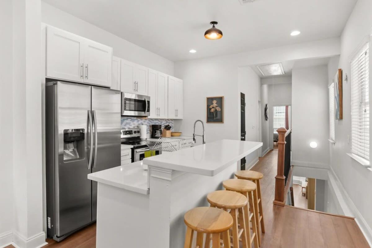 Fabulous Classy And Comfy 3bd 2ba And Parking Apartment *