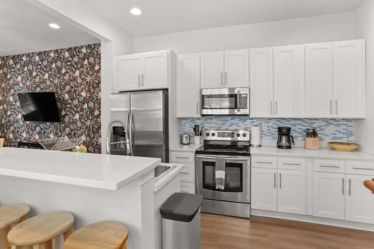 Fabulous Classy And Comfy 3bd 2ba And Parking *