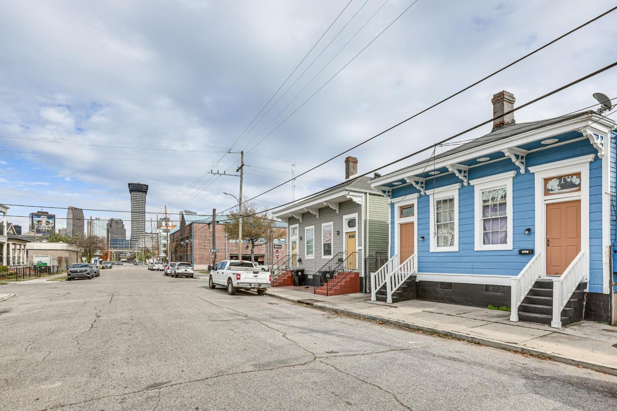 And Play Near Downtown * New Orleans