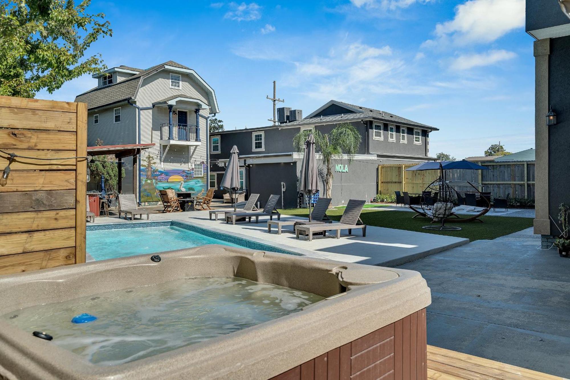 Sleeps 24-spacious Near Fq W Pool *