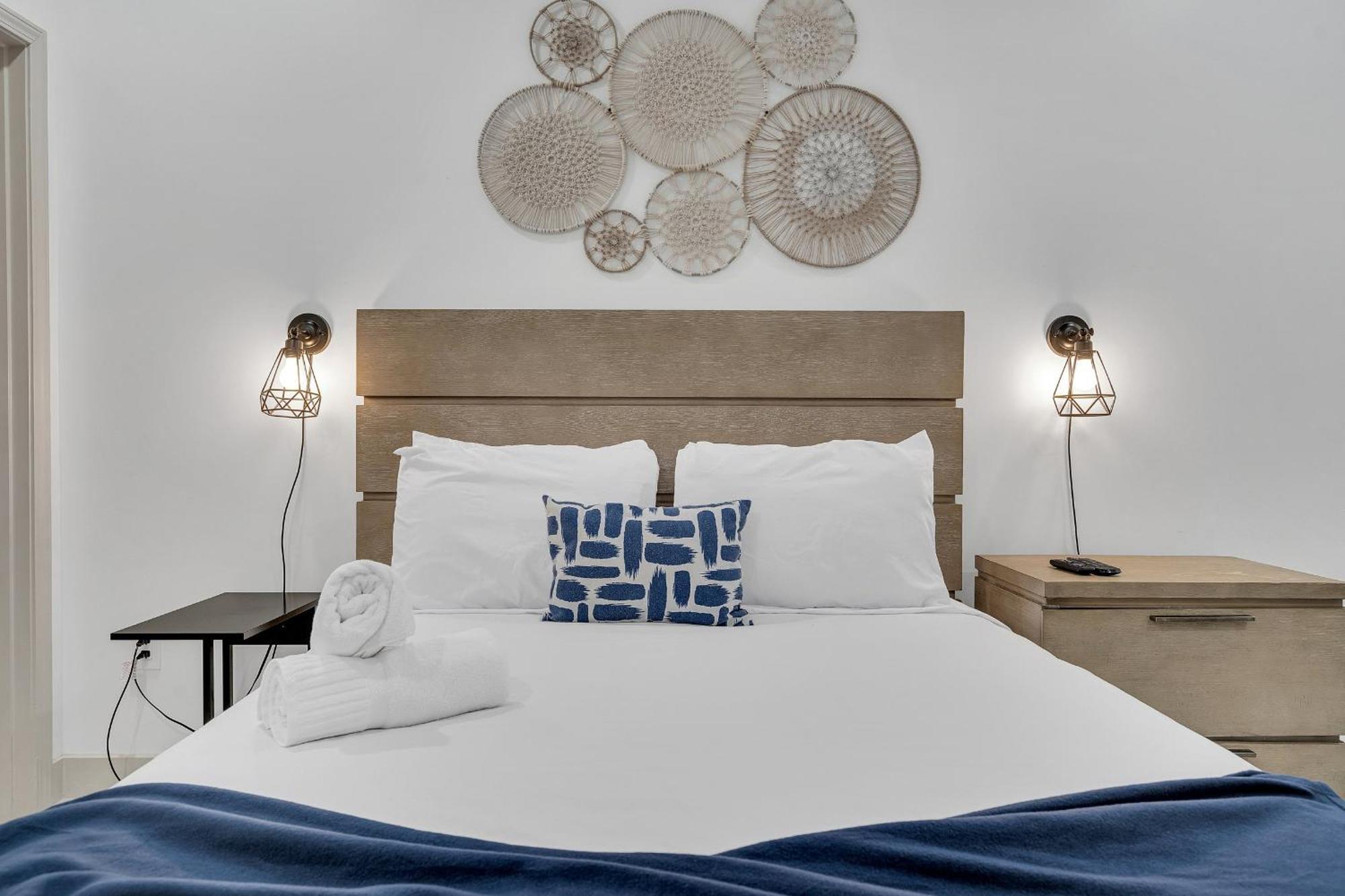 Hotel Sleeps 24-spacious Near Fq W Pool