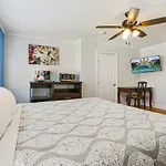 Comfortable Rooms Near All Nola Hot Spots