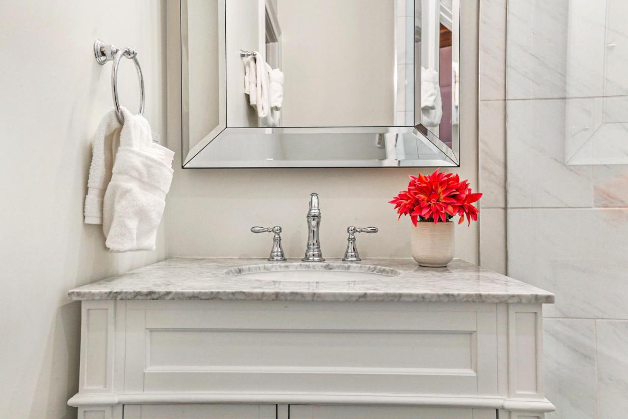Stunning 5 Bedroom Urban Oasis Downtown Nola Holiday home