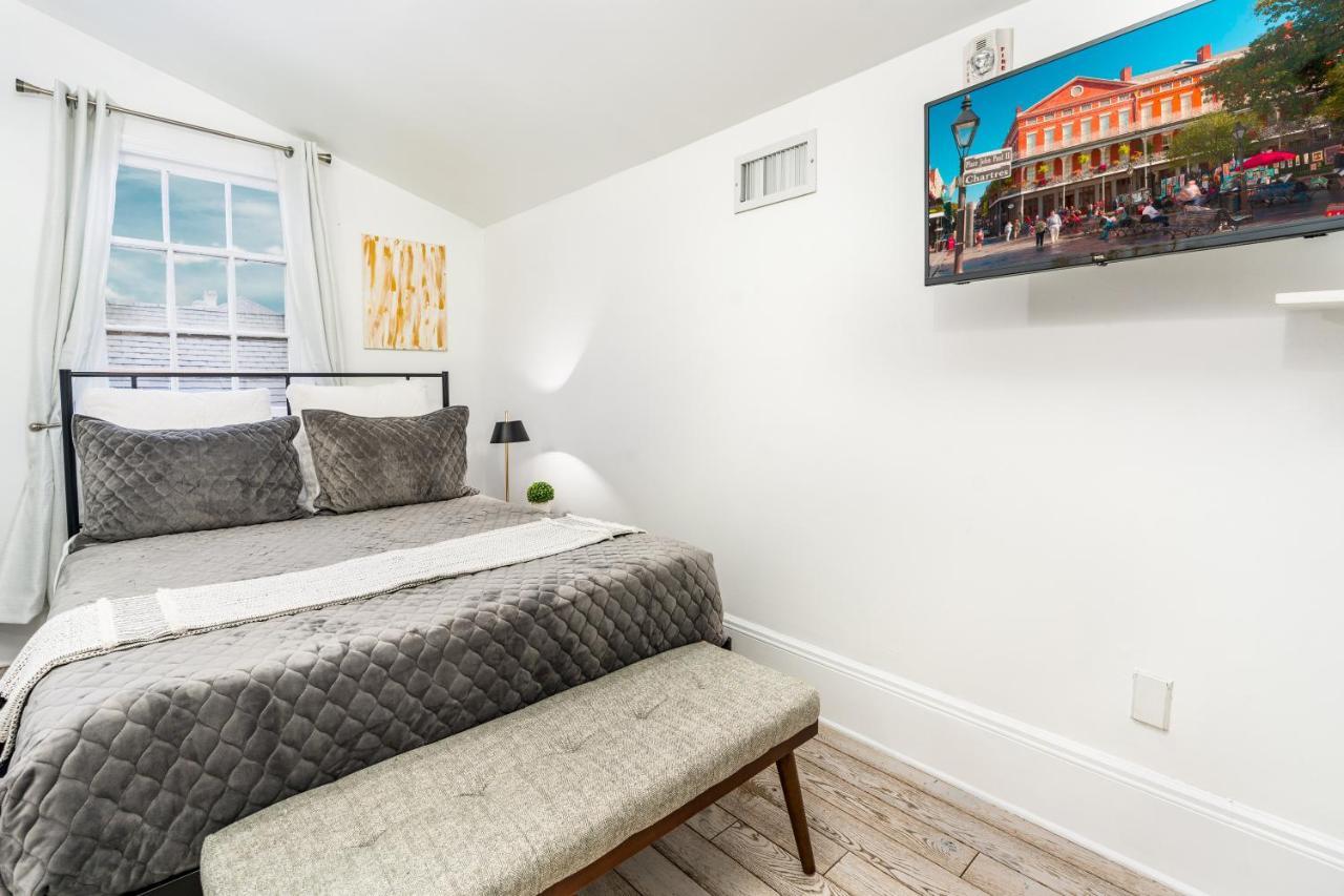 2Bd Condo Steps To Everything With Balcony & Courtyard Apartment *