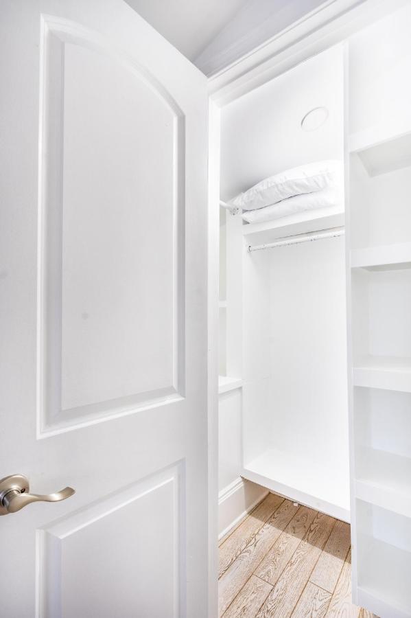 2Bd Condo Steps To Everything With Balcony & Courtyard Apartment