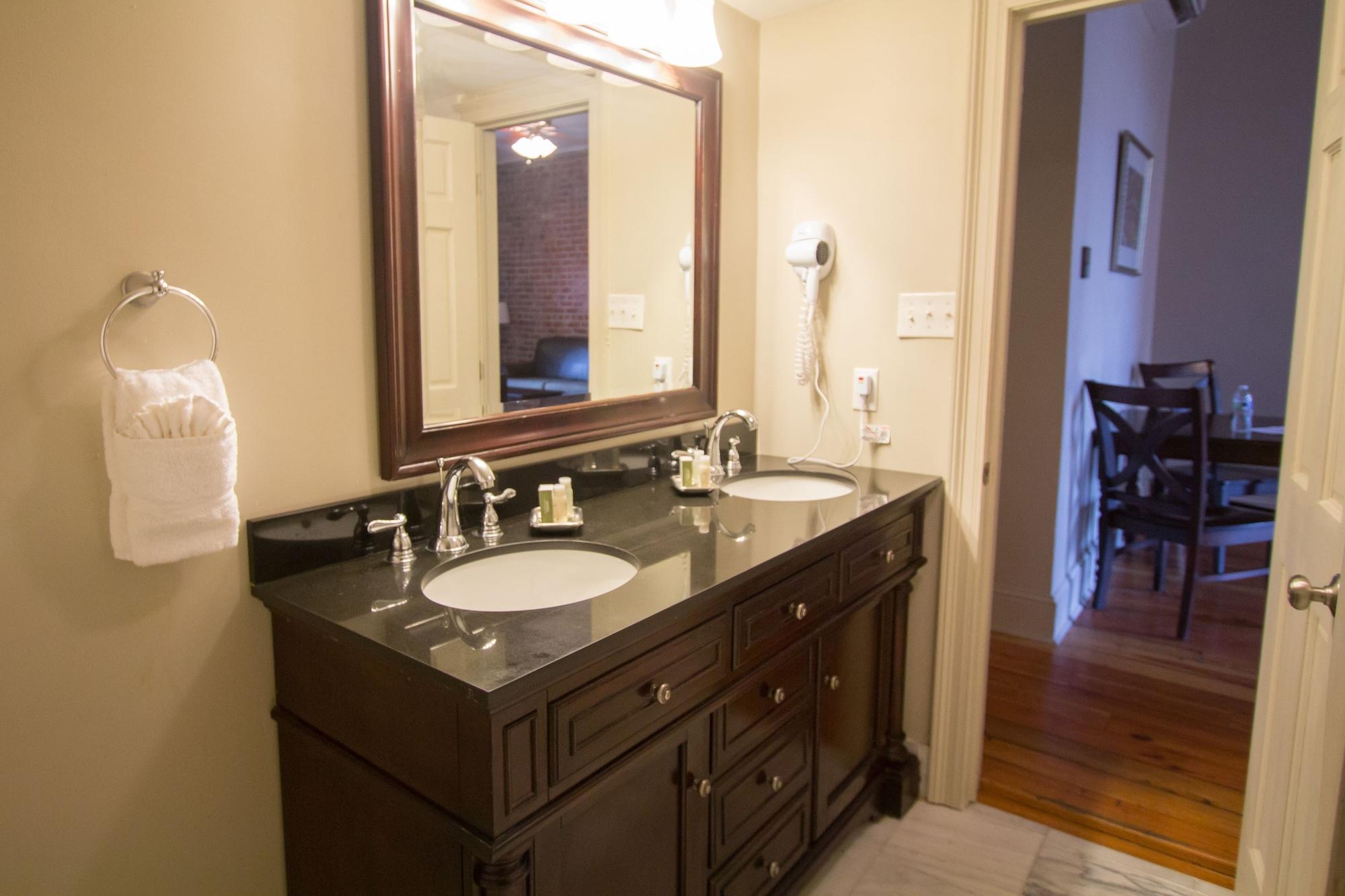 On St. Peter, A French Quarter Inn