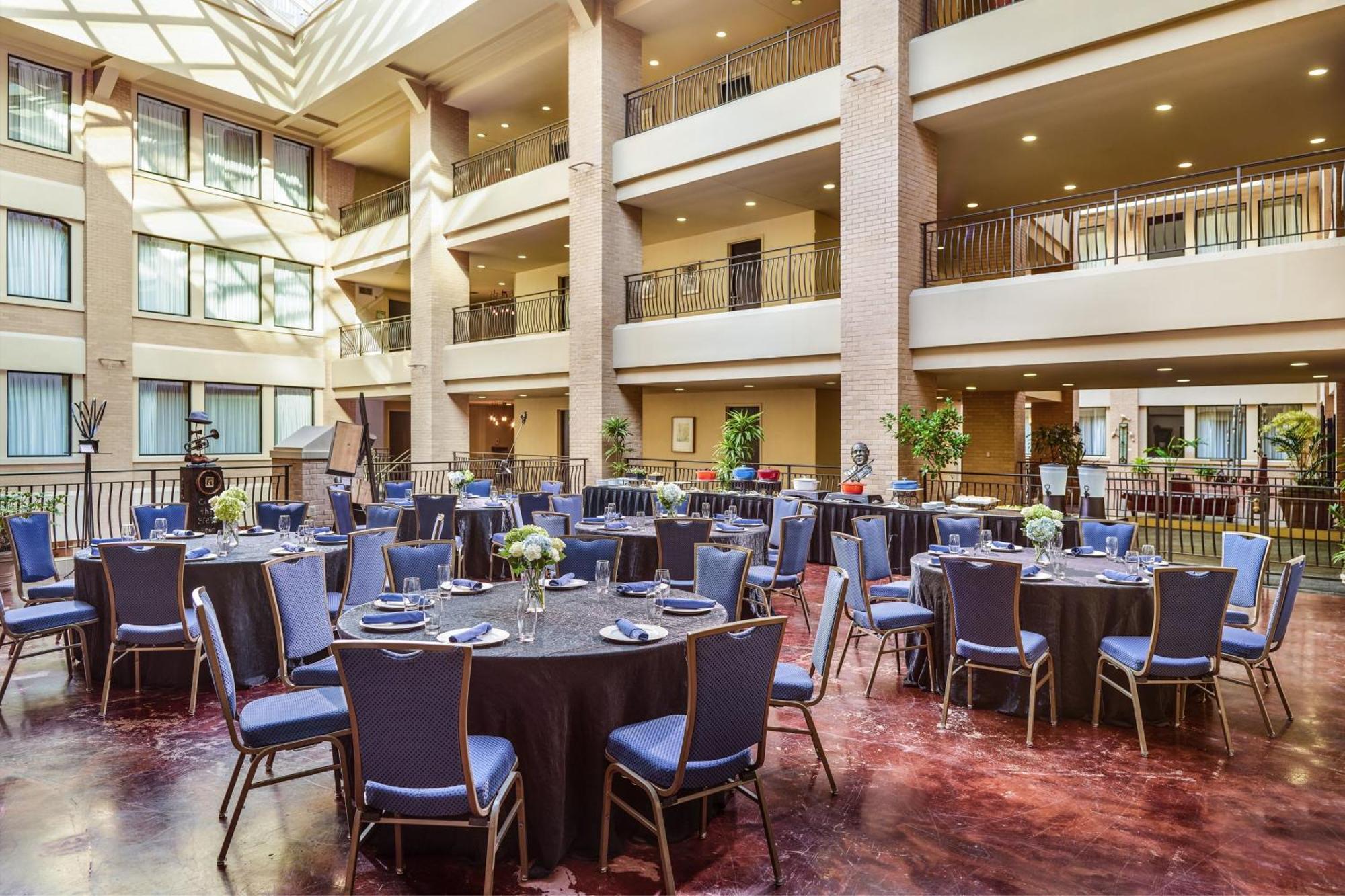 Hotel Renaissance Arts Warehouse District 4*