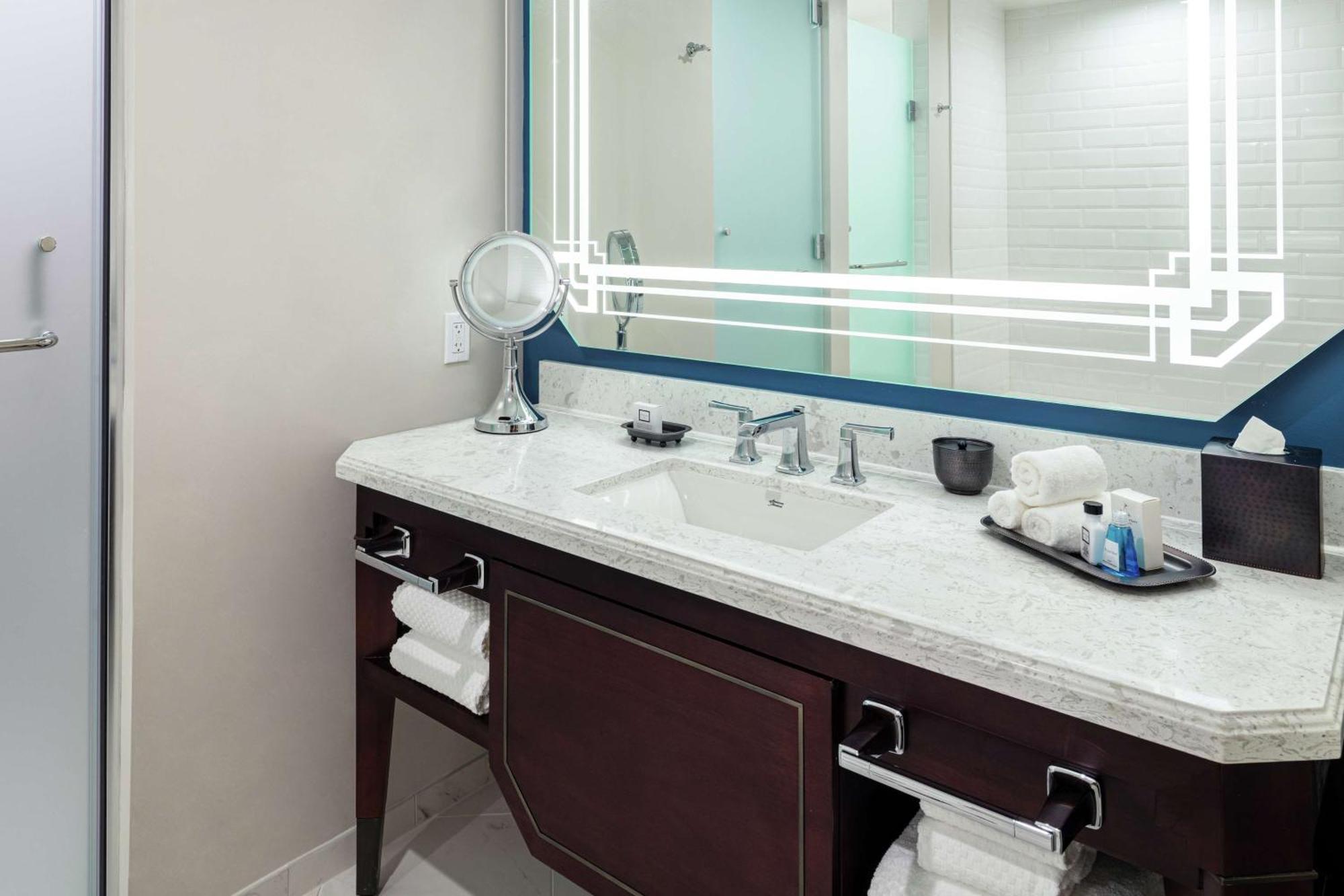 The Higgins New Orleans, Curio Collection By Hilton 4* New Orleans