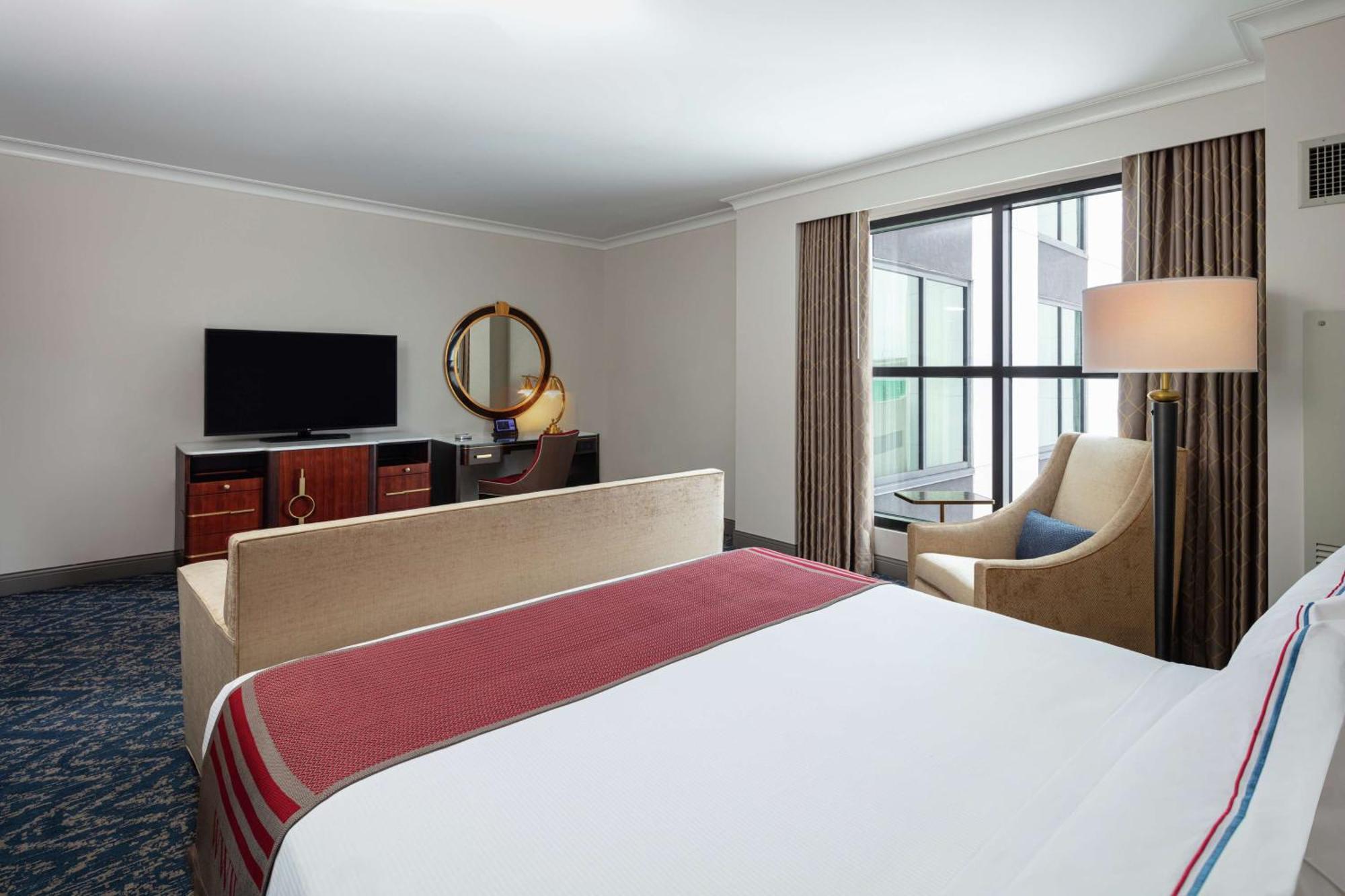 The Higgins New Orleans, Curio Collection By Hilton New Orleans
